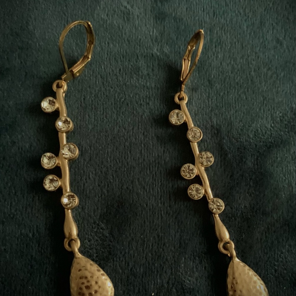 Beautiful pair of dangling earrings😍